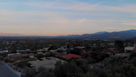 Estableciendo-Un-Boom-Sobre-El-Barrio-De-La-Ciudad-Desértica-De-Palm-Springs