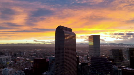 Iconic-Cash-Register-Building-with-vivid-winter-golden-sunset-sky,-Denver