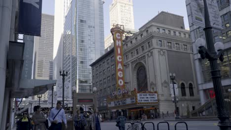 Vista-Diurna-De-La-Marquesina-Del-Teatro-De-Chicago-Con-Peatones-Y-Tráfico,-Escena-Urbana-En-El-Centro,-Cielo-Ligeramente-Nublado