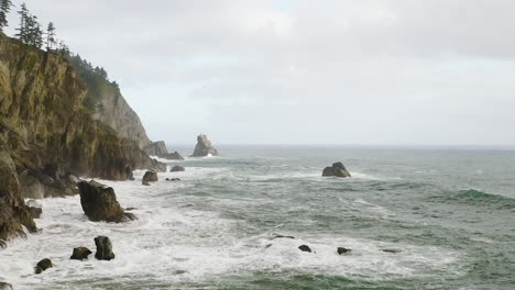 Wide-establishing-view-of-Pacific-Ocean-waves-breaking-against-Oregon-Coast