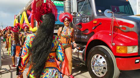 Große-Karibische-Frauen-Tanzen-In-Festlichen-Karnevalskostümen-Und-Schwingen-Die-Hüften