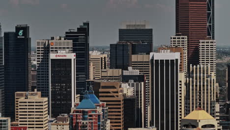 Calgary,-AB,-Kanada,-Luftaufnahme-V11-Mit-Superzoom,-Drohnenüberflug-Mit-Blick-Auf-Die-Dichte-Innenstadtlandschaft-Im-Zentralen-Geschäftsviertel-Mit-Hoch-Aufragenden-Wolkenkratzern-–-Aufgenommen-Mit-Mavic-3-Pro-Cine-–-Juli-2023