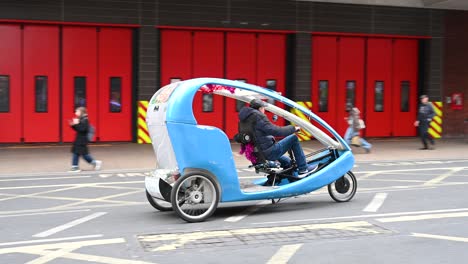 Súbete-Al-Rickshaw-De-Pedales,-Londres,-Reino-Unido.