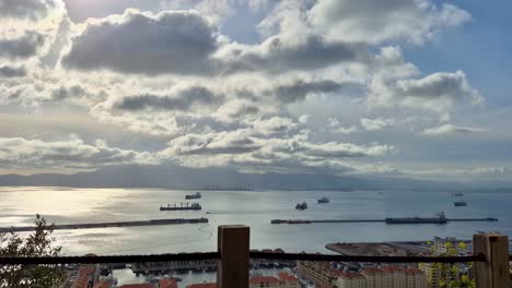 Timelapse-Sobre-El-Estrecho-De-Gibraltar-Con-Nubes-Que-Se-Mueven-Rápidamente-Y-El-Océano-Atlántico-Al-Fondo
