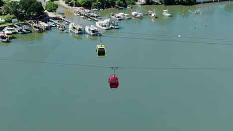 Bewegte-Seilbahn-In-Barra-Sul-In-Camboriú,-Brasilien,-Mit-Atemberaubender-Aussicht-Auf-Die-Küstenstadtlandschaft-Und-Das-Glitzernde-Meer