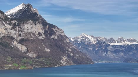 Vista-Panorámica-Sobre-Las-Tranquilas-Aguas-Azules-Del-Lago-Walen,-Rodeado-De-Altas-Montañas-Nevadas-De-Los-Alpes,-En-Suiza