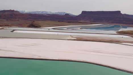 A-spectacular-4K-drone-shot-of-the-Potash-Evaporation-Ponds-in-Moab,-Utah