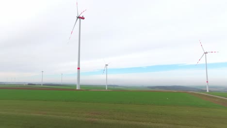 Windkraftanlagen-Ragen-Hoch-über-Grüne-Felder