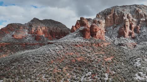 Rote-Felsen-In-Sedona,-Arizona-Nach-Einem-Schneesturm-–-Drohnenaufnahme