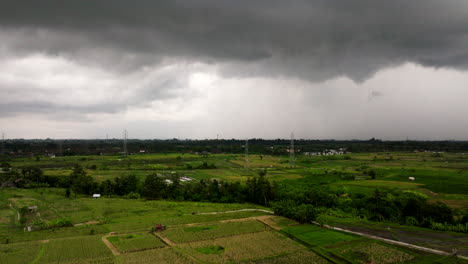 Schwere-Wolken-Werfen-Unheimliche-Schatten-über-Die-Weiten-Reisfelder