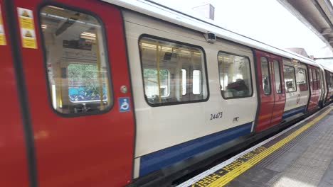 S-Stock-Tren-De-La-Línea-District-Que-Llega-A-La-Estación-De-Metro-De-Acton-Town-En-Londres