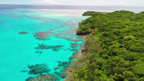 Volando-A-Lo-Largo-Del-Arrecife-De-Coral-De-La-Isla-En-Fiji