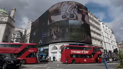 Gran-Pantalla-De-Publicidad-Digital-En-Piccadilly-Circus,-Conocida-Por-Sus-Icónicas-Luces-De-Piccadilly-En-Londres