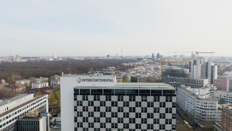 Vista-Aérea-Por-Drones-Del-Hotel-Intercontinental-En-Berlín-Con-Logo-En-La-Fachada