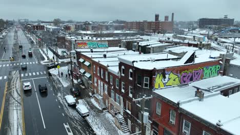 Casas-Adosadas-En-Kensington,-Filadelfia-Durante-El-Día-De-Invierno-Con-Nieve