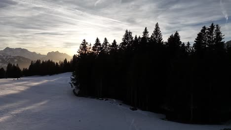 Alpiner-Sonnenuntergang-Mit-Linseneffekt-über-Der-Ruhigen-Landschaft-Von-Amden,-Schweiz---Luftaufnahme