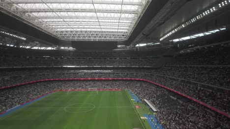 Schwenk-Von-Links-Nach-Rechts-über-Das-überfüllte-Stadion-Von-Real-Madrid-Während-Des-Fußball-Corazon-Klassikers,-Real-Madrid-Legends-Gegen-Oporto-Vintage-Im-März-2024-Während-Der-Spielpause