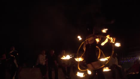 Straßenkünstler,-Der-In-Einer-Nachtshow-Mit-Feuerreifen-Hantiert