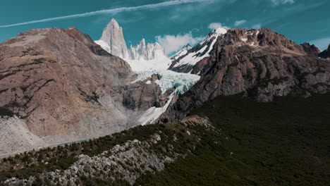 Pintoresco-Monte-Fitz-Roy-En-La-Patagonia,-Argentina---Tiro-Inclinado-Hacia-Arriba