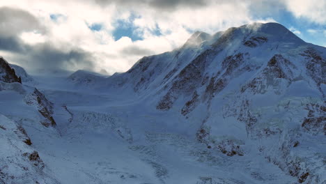 Kalt-Anfang-Oktober-Morgen-Gornergrat-Zermatt-Gletscher-Eis-Gletscherspalte-Fluss-Schweizer-Alpen-Oben-Matterhorn-Gipfel-Skigebiet-Landschaft-Luftbild-Drohne-Herbst-Eisenbahn-Schweiz-Vorwärts-Bewegung-Offenbaren