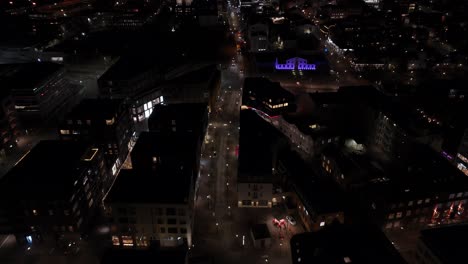 Noche-Sobre-El-Centro-De-La-Ciudad-De-Reykjavik,-Capital-De-Islandia,-Antena
