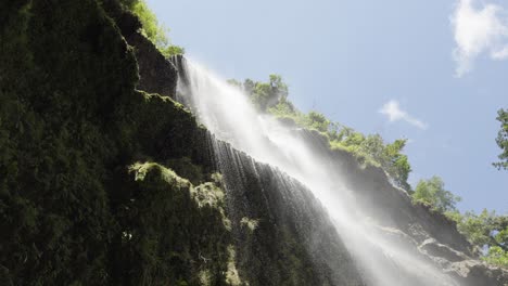 `Foto-Panorámica-De-La-Refrescante-Cascada-Tumalog-En-Cebú,-Filipinas