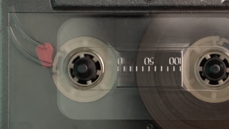 Abspielen-Einer-Echten-Audiokassette,-Abspielen-Oder-Aufnehmen-Von-Anfang-An,-Makro-Nahaufnahme