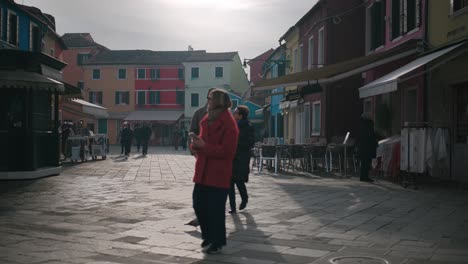 La-Gente-Pasea-Por-El-Colorido-Callejón-De-Burano.