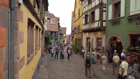 Las-Casas-Y-Tiendas-De-Riquewihr-Varían-En-Tonos-Claros-De-Azul-Celeste,-Amarillo-Pálido,-Malva,-Turquesa-Descolorido-Y-Verde-Claro.