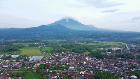 Vista-Aérea-De-Un-Hermoso-Paisaje-Con-Vistas-A-La-Montaña-Al-Fondo