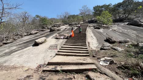 Zwei-Frauen-Klettern-Auf-Den-Berg-Im-Maa-Kauleshwari-Tempel,-Chatra-In-Jharkhand