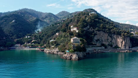 Luftaufnahme-Entlang-Der-Ligurischen-Küste-Mit-Blick-Auf-Die-Bucht-Von-Paraggi-In-Der-Nähe-Von-Portofino,-Italien