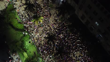Paso-Elevado-Nocturno-De-Manifestantes-En-Plaza-Pública-En-La-Marcha-Del-Día-De-La-Mujer
