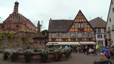 Der-Saint-Léon-Platz-In-Eguisheim-Wird-Vom-Schloss-Dominiert-Und-In-Der-Mitte-Steht-Ein-Brunnen-Mit-Einer-Statue-Des-Heiligen