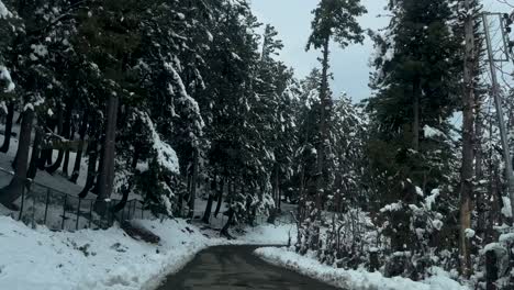 Winter-beauty-snow-in-pahalgm,-Kashmir:-A-Snowy-Adventure-in-the-Himalayan-Region-Anantnag---snow-on-roads,-Snowboarding,-and-Majestic-View