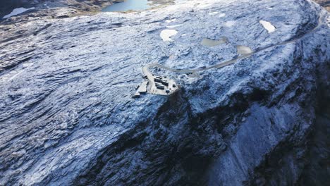 Plataforma-De-Observación-En-Una-Montaña-Cubierta-De-Nieve-Con-Varios-Lagos,-Noruega,-Europa,-Drone