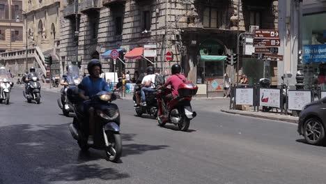 Automovilista-Pasando-Por-Las-Calles-De-Palermo-Italia