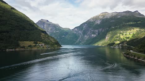 Flug-über-Einen-Großen-Fjord-Oder-See-In-Einem-Grünen-Tal-In-Einer-Bergkette,-Norwegen,-Europa,-Drohne