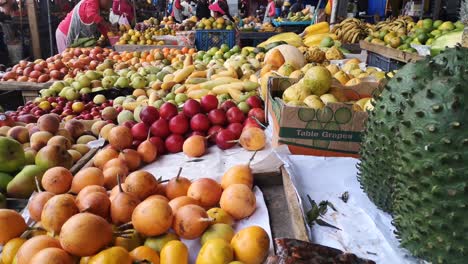 Traditioneller-Markt-Mit-Verschiedenen-Bio-Früchten-Im-Andenhochland-In-Pichincha,-Ecuador