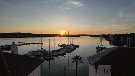 Sonnenaufgang-In-Einem-Yachthafen-In-Der-Bucht-Von-Mahon,-Balearen,-Spanien,-4k