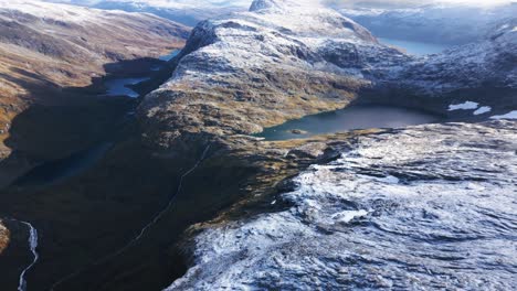 Wunderschöne-Berglandschaft-Mit-Leichter-Schneedecke-Und-Mehreren-Seen-Und-Wasserfällen,-Norwegen,-Europa,-Drohne
