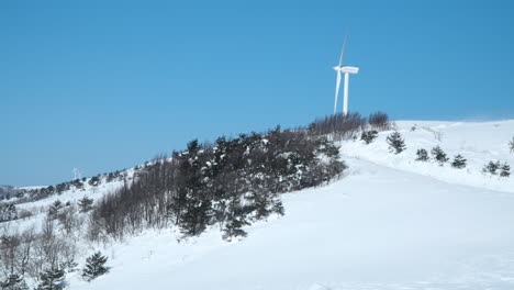 Riesige-Windkraftanlage-In-Einer-Winterlandschaft