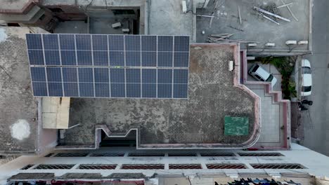 Drohnenflug-Von-Einem-Gebäude-In-Gujranwala-Mit-Photovoltaik-Auf-Dem-Dach-–-Punjab