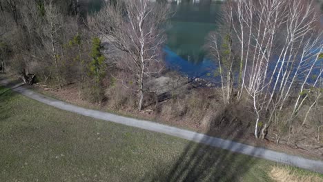 Kameraschwenk-Mit-Einer-Drohne-In-Richtung-Walensee-In-Den-Schweizer-Alpen
