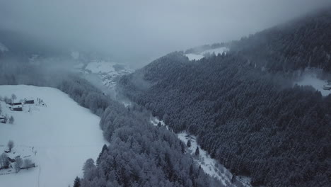 Vista-Aérea-Por-Drones-Del-Pintoresco-Paisaje-Montañoso-Congelado-En-Invierno