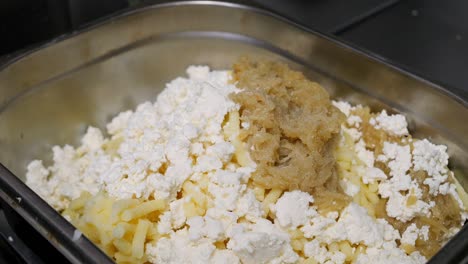 Der-Koch-Würzt-Die-Füllung-Für-Knödel-Aus-Käse-Und-Kartoffeln