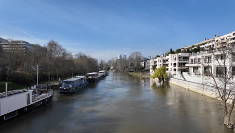 Boats-moored-along-river-at-Neuilly-sur-Seine,-France