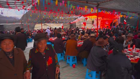 Schar-Der-Gäste-Bei-Der-Tibetischen-Hochzeitsfeier