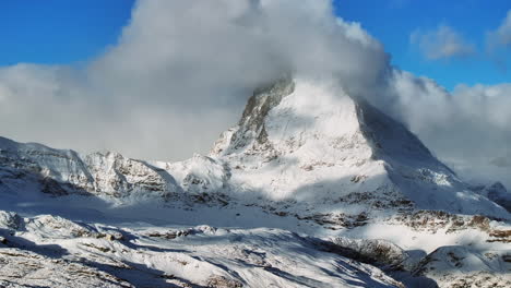 Primera-Nevada-Fresca-Quitar-El-Polvo-Temprano-En-La-Mañana-Cerrar-Niebla-Matterhorn-Zermatt-Glaciar-Pico-Paisaje-Aéreo-Drone-Otoño-Alpes-Suizos-Cima-De-La-Cumbre-Gornergrat-Ferrocarril-Suiza-Izquierda-Círculo-Movimiento