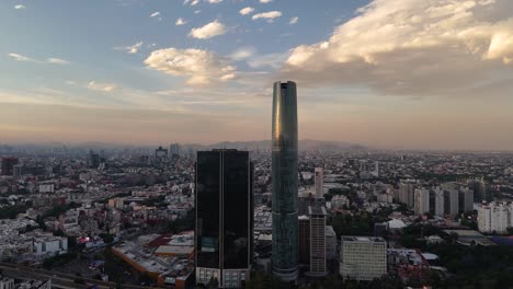 Vista-Aérea-De-La-Puesta-De-Sol-Desde-Uno-De-Los-Rascacielos-Más-Altos-De-La-Ciudad-De-México